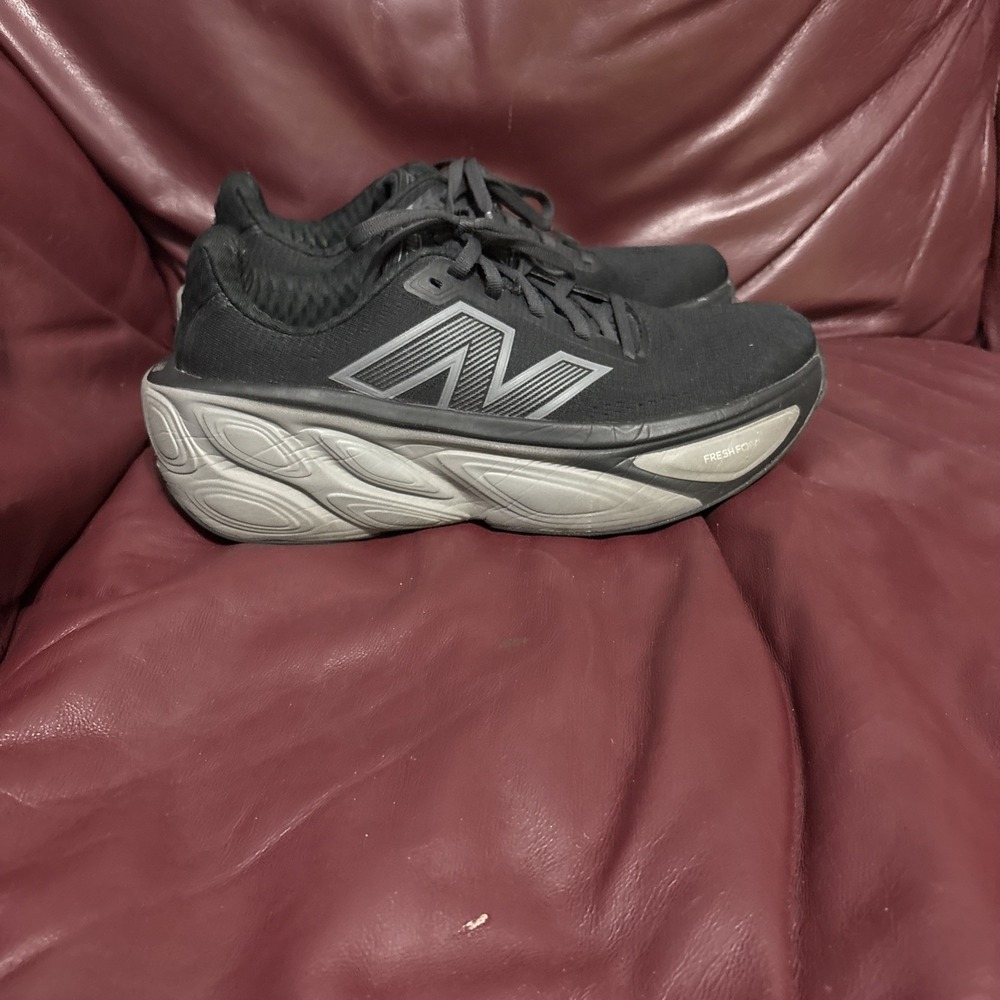 New Balance Fresh Foam X More v5 Sneakers Black Women's Size 8.5 Running Shoes